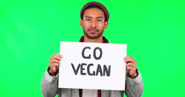 Green Screen Protest Und Ein Mann Mit Einem Veganen Plakat — Stockvideo