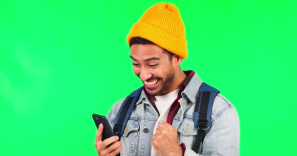 Молодой Человек Телефон Праздник Зеленом Экране Успеха Цели Результатов Студии — стоковое видео