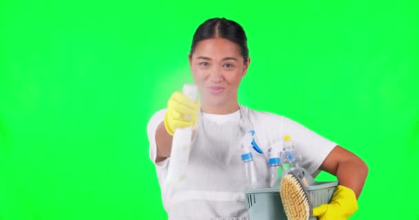 看门人和喷雾洗涤剂 绿色屏幕和家庭维护与清洁产品的选择 消毒剂瓶 服务与卫生 女性及工作室背景的模拟空间 — 图库视频影像