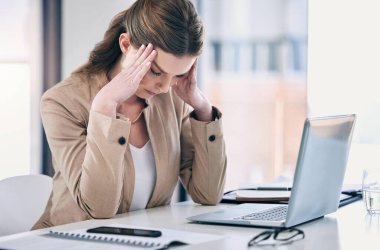 Kadın, iş hayatında baş ağrısı ve stres, bilgisayarda çalışmak, acılı masa ya da avukatlık bürosu. Hukuki, hukuk firmasında ya da çalışanlarda bitkin, bitkin ve kaygılı..