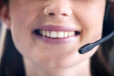 Kadın, çağrı merkezinde mikrofon, danışmanlık ya da danışmanlık için gülümse. Çevrimiçi telekomünikasyon için çalışan mutlu kadın, danışman ya da ajanın ağzı, dişleri ve dudakları.