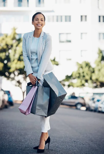 城市街道上的快乐女人 肖像和购物袋 用于时尚 时尚或户外购物 在城市里 一个穿着时髦服装的女人或购物者在路上大肆挥霍 面带笑容 — 图库照片