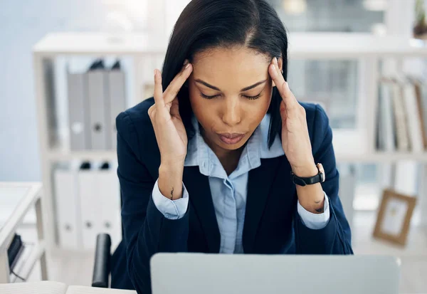 Ból Głowy Stres Kobieta Biznesu Biurze Dla Raportu Błąd Online — Zdjęcie stockowe