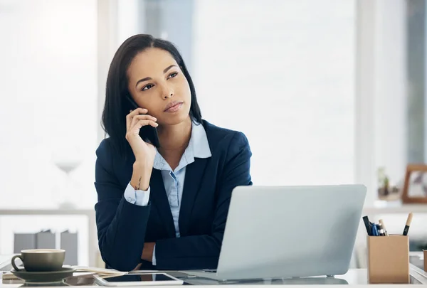 オフィスのコミュニケーション 意思決定 人事管理でのリスニングのための思考やビジネスの女性 仕事の機会のためのモバイル上のアイデア 仮想フィードバックや人材の労働者や人 — ストック写真