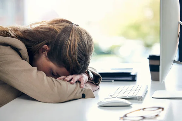 Trött Affärskvinna Sömn Och Skrivbord Utbrändhet Stress Eller Mentalt Sammanbrott — Stockfoto