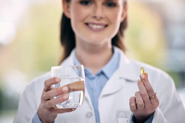 Portre Bardağı Hastanede Doktor Sağlık Vitaminleri Ilaçlar Için Ilaca Ihtiyacı — Stok fotoğraf