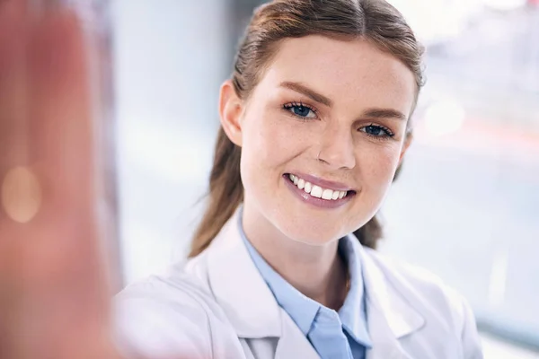 병원에서 의사의 사진을 셀카를 의료계 전문가들은 빈대를 이빨로 미소짓고 관리와 — 스톡 사진
