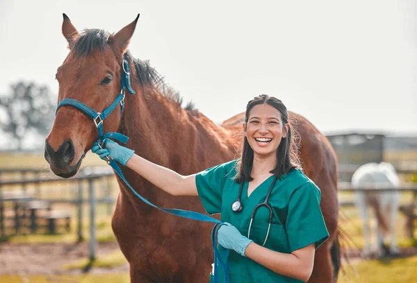 女性の獣と田舎の健康と健康のための屋外の肖像画 牧場での支援 医療のための動物と幸せな医師 専門看護師または獣医の人 — ストック写真