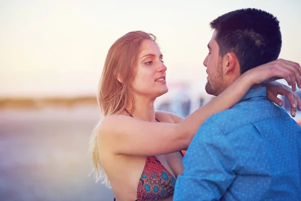Pár Dovolená Objetí Venku Láskou Pláži Pro Cestování Svobodu Romantické — Stock fotografie