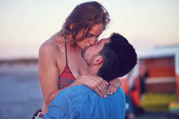 Φιλί Αγάπη Και Ζευγάρι Στην Παραλία Ημερομηνία Διακοπές Οδικό Ταξίδι — Φωτογραφία Αρχείου
