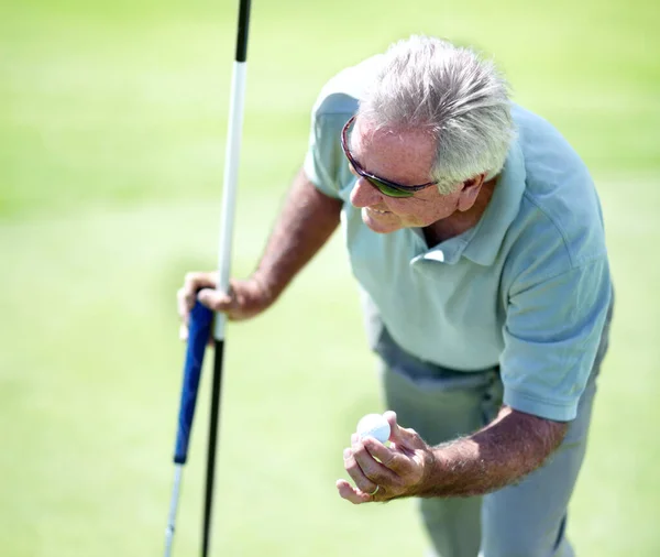 Uomo Anziano Sorriso Golfista Con Una Pallina Golf Allenamento Esercizio — Foto Stock