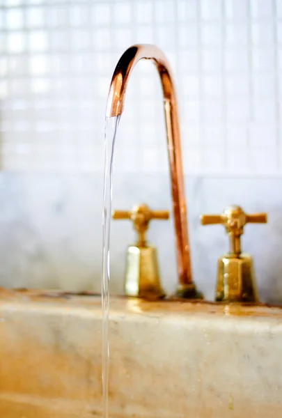 Torneira Cobre Torneira Com Água Corrente Para Limpeza Lavagem Higiene — Fotografia de Stock