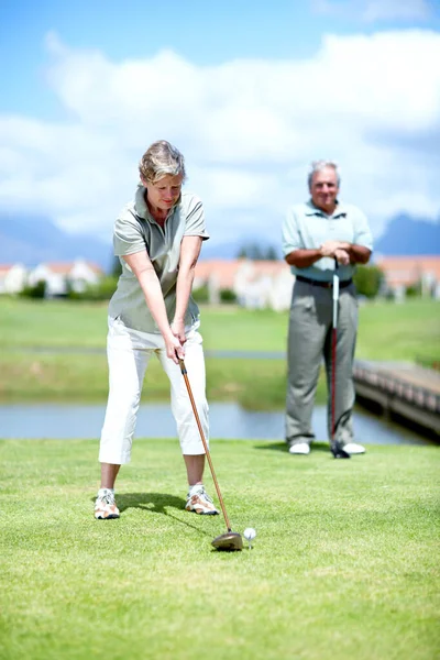 Olgun Kadın Golfçü Emeklilik Kursunda Golf Antrenman Felç Egzersizi Oynuyor — Stok fotoğraf