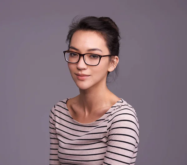 Portrét Módní Brýle Seriózní Žena Studiu Izolované Šedém Pozadí Makupy — Stock fotografie