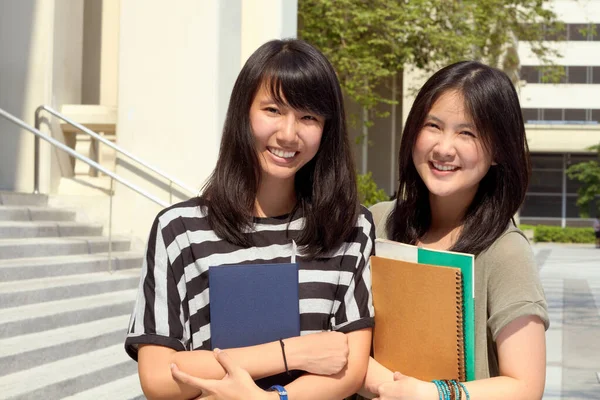 Universitet Porträtt Asiatiska Vänner Campus Och Med Böcker Glada För — Stockfoto