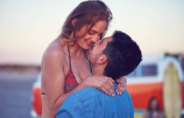 爱情和亲吻在沙滩上的约会 度假或夏天的公路旅行在日落 一起浪漫的冒险 人际关系中的人 快乐和支持 快乐或男朋友和女朋友 — 图库照片