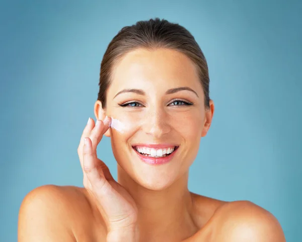 Dermatology Portrait Happy Woman Cream Face Cosmetics Product Makeup Blue — Stock Photo, Image