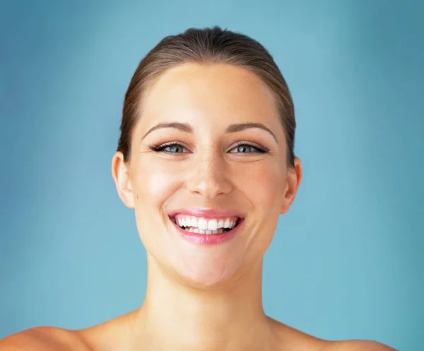 Cilt Bakımı Kozmetik Gülümseme Mavi Arka Planda Dermatoloji Makyaj Yapan — Stok fotoğraf