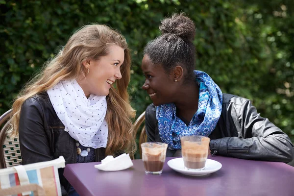 Amigos Juntos Chica Conversación Cafetería Cafetería Mujeres Hablando Riendo Feliz — Foto de Stock