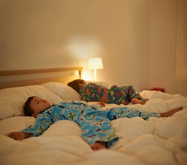 睡眠と夜のベッドで一緒に休息 家庭での平和と健康のために 若い疲れた子供たち 男の子の子供たちと家のベッドルームで毛布の上で穏やかな睡眠 疲労と夢で疲れて — ストック写真