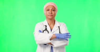 Yeşil ekran, kolları çapraz olan Müslüman kadın ve doktor, stüdyo geçmişine karşı yüzü ve sağlığı iyi. Portre, kadın şahıs ve tıbbi uzman. Sağlık hizmetlerinde güven ve gurur sahibi..