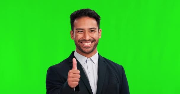 生意人 竖起大拇指 微笑在绿色的屏幕上寻求支持 谢谢你和动力 具有手签或类似表意文字的工作室背景专业亚洲人的肖像 供评审或反馈 — 图库视频影像