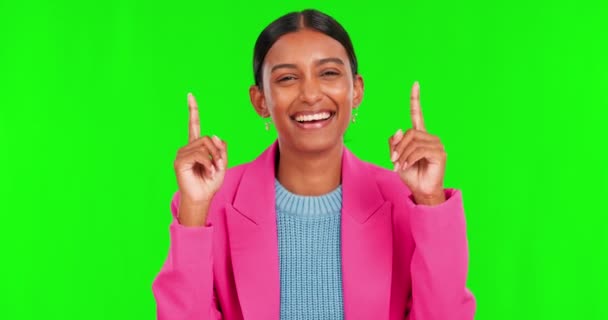 Šťastná Žena Ukazující Nahoru Zelená Obrazovka Pro Marketingové Oslavy Pozadí — Stock video