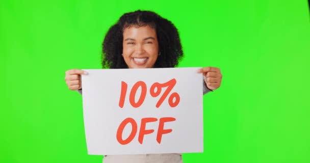绿色屏幕上的快乐女人 脸或折扣标志 用于张贴海报 促销或销售广告 带有文字的肖像 广告牌或兴奋的女孩 工作室背景上的商业广告 — 图库视频影像