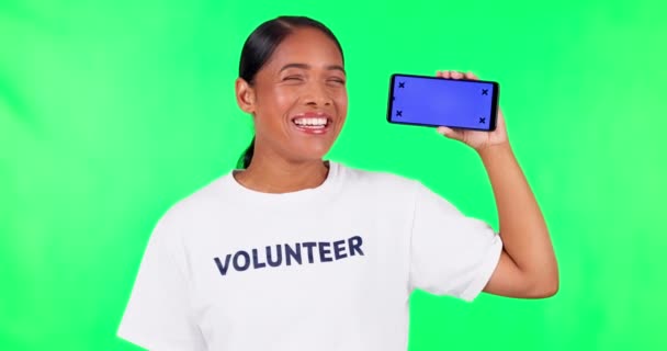 幸せな女性 電話のモックアップと緑の画面 アプリや広告のコミュニティサービスのためのボランティア 肖像画の女性の人 ウェブサイトを登録し スタジオの背景にトラッキングマーカーで登録 — ストック動画