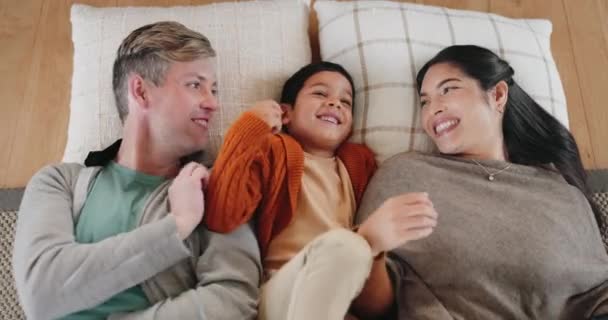 Mama Papa Und Kind Lachen Auf Bett Kissen Und Spielen — Stockvideo