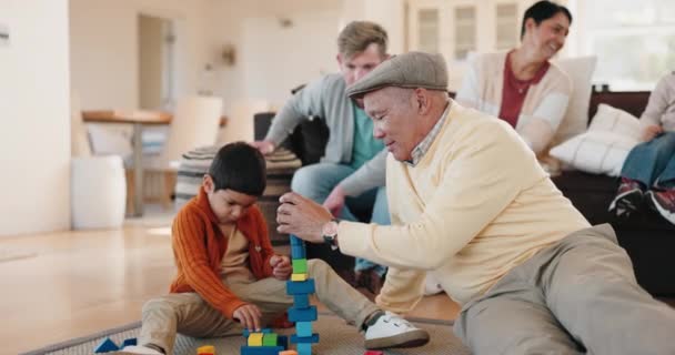 Blokken Familie Woonkamer Spelen Met Grootouders Kinderen Samen Met Educatieve — Stockvideo