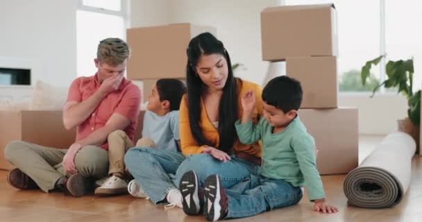 Feliz Mudanza Caja Con Familia Casa Nueva Para Propiedad Hipoteca — Vídeo de stock