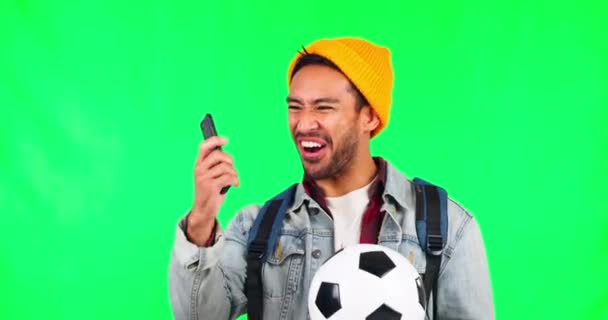 年轻人 电话和庆祝通过绿色屏幕成功 足球或导致工作室的模仿 年轻的亚洲人 学生和智能手机的金融技术 赌博和奖金与Esports游戏在网上 — 图库视频影像