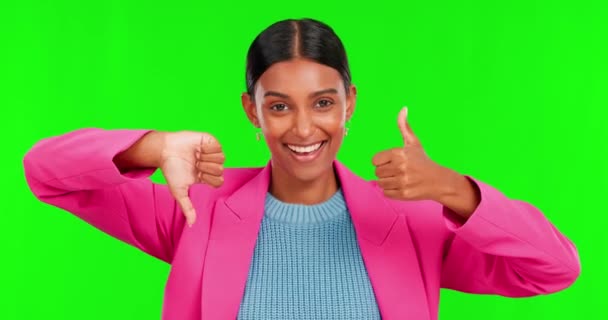 Zöld Képernyő Szavazás Női Arc Hüvelykujjal Felfelé Vagy Lefelé Zavaros — Stock videók