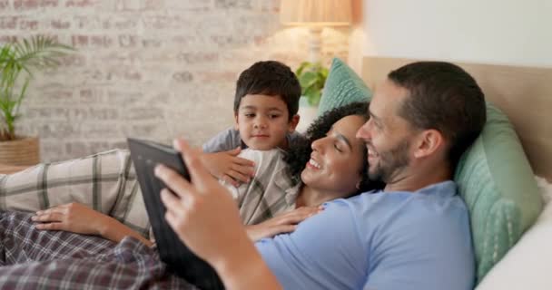 网络应用和看平板电脑与妈妈 爸爸和孩子一起笑和漫画 与母亲 父亲和年幼男孩一起在家里放映青年电影的卧室 技术和教育儿童方案 — 图库视频影像