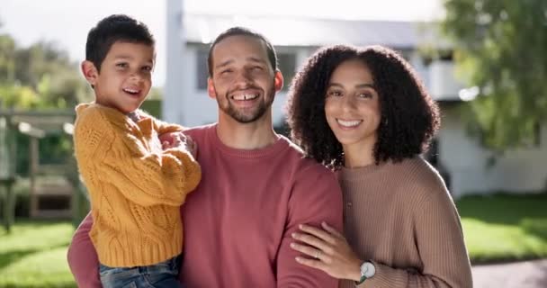 Suporte Rosto Uma Família Feliz Sorriso Com Uma Chama Lente — Vídeo de Stock