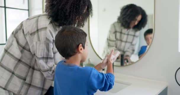 Glückliche Frau Kind Und Hände Und Waschen Badezimmer Putzen Keime — Stockvideo
