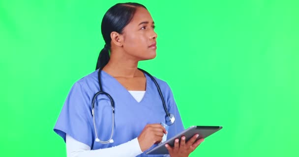 Врач Женщина Таблетка Зеленом Экране Мышления Планирования Решения Здравоохранении Исследований — стоковое видео