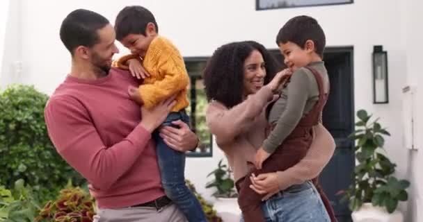 Természet Szerelem Pár Csiklandozza Gyermekeiket Miközben Együtt Játszanak Szabadtéri Kertben — Stock videók