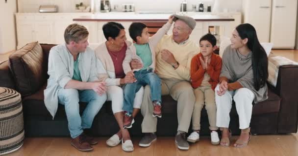 Feliz Gerações Sorrir Com Grande Família Sofá Para Ligar Relaxar — Vídeo de Stock
