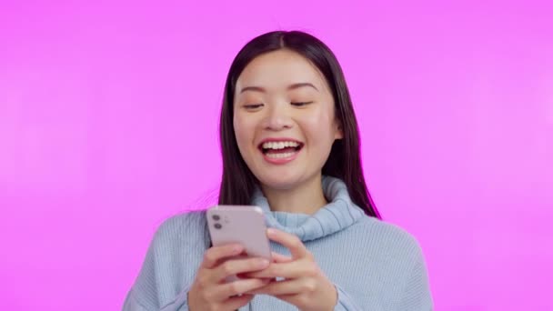 Mujer Asiática Teléfono Mensajes Texto Con Risa Estudio Aplicación Redes — Vídeos de Stock