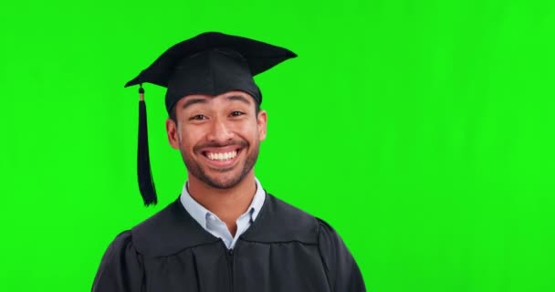 Absolwent Portret Mężczyzny Zielony Ekran Dłońmi Wskazującymi Edukację Umowę Studia — Wideo stockowe