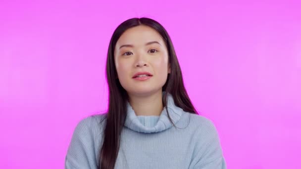 面部和女性在工作室与问题 表达和为什么情绪在紫色背景 带有选择 决定或选择 计划或头脑风暴解决方案的想法 询问和女性画像 — 图库视频影像
