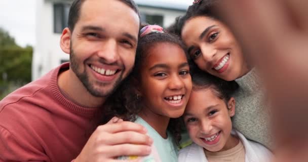 Família Selfie Crianças Livre Com Sorriso Amor Cuidado Quintal Casa — Vídeo de Stock