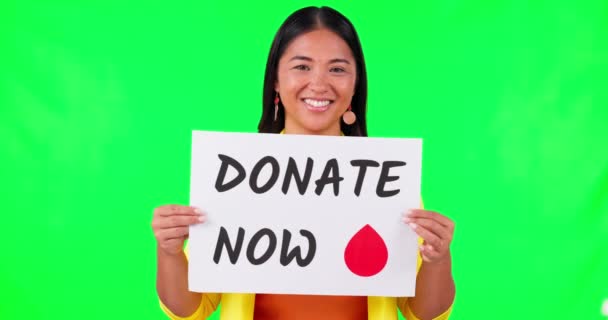 スタジオを背景とした広告のための緑の画面上のアジアの女性 看板や献血 医療やモックアップ上のボランティアで看板やポスターを持つ幸せな女性の肖像 — ストック動画