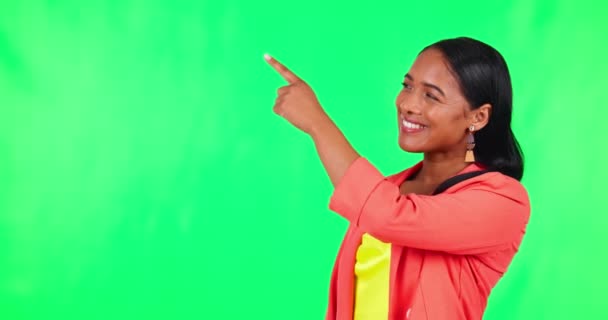 Happy Kadın Listeyi Işaret Ediyor Bilgi Için Yeşil Ekrana Karşı — Stok video