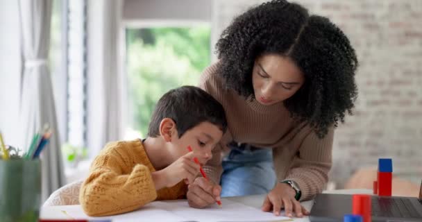 Hausaufgaben Lernen Und Hilfe Mit Mutter Und Sohn Für Hausaufgabenbetreuung — Stockvideo