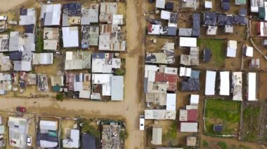 Drone, kasaba ve baraka binaları Güney Afrika 'da, Gugulethu' da ya da açık alanda. Hava manzarası, gecekondular ve bölge, yoksulluk, altyapı ve yoksul köy, sokak veya gecekondu manzarası