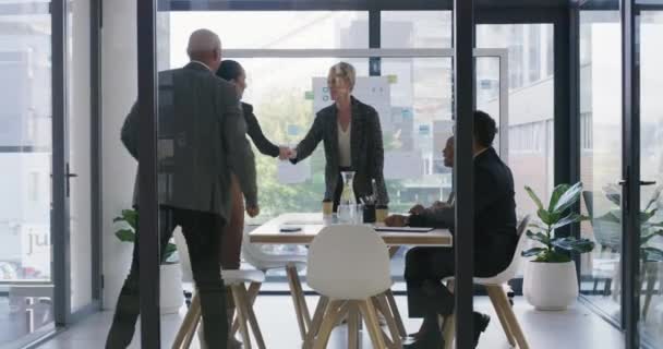 Händedruck Begrüßung Und Teamwork Mit Geschäftsleuten Bei Treffen Für Planung — Stockvideo
