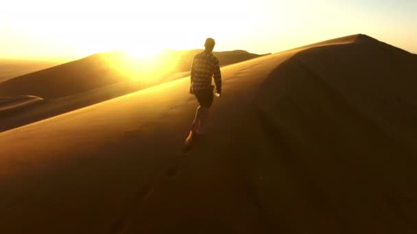 Puesta Sol Dron Viajar Con Hombre Desierto Para Libertad Aventura — Vídeos de Stock